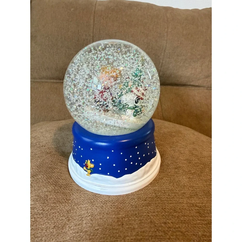 Hallmark Peanuts Musical Snow Globe Charlie Brown Snoopy Christmas Globe 200's